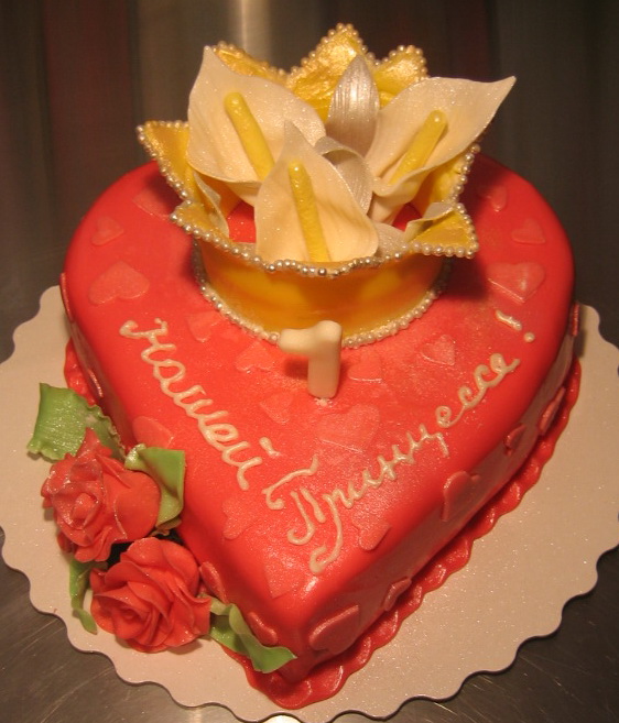 Торт для девочки на день рождения НАША ПРИНЦЕССА в виде сердца с короной и розочкой